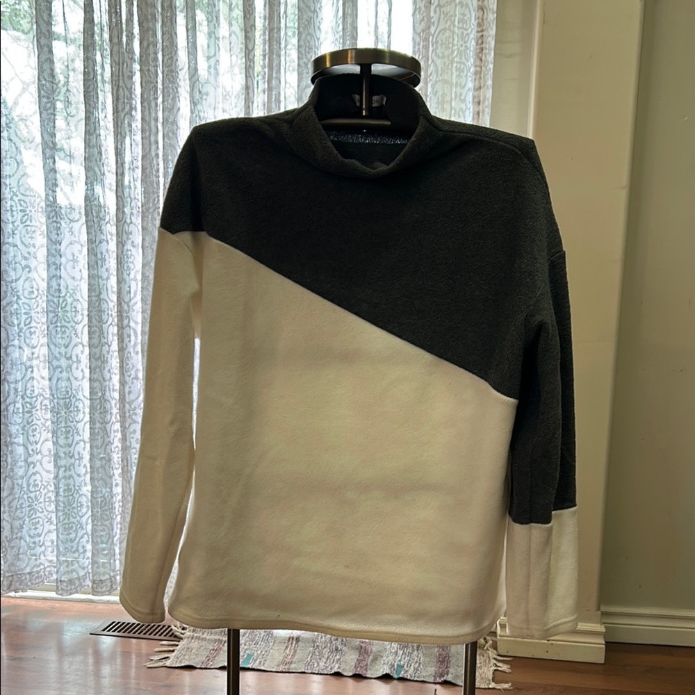 MISSLOOK Black and White Crewneck Sweater with Modern Design